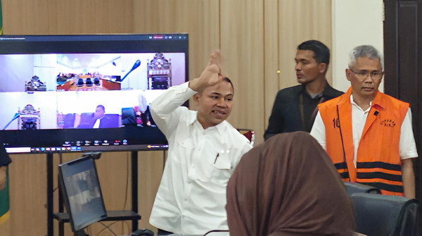 Abdul_Wahid_lambaikan_tangan.jpg